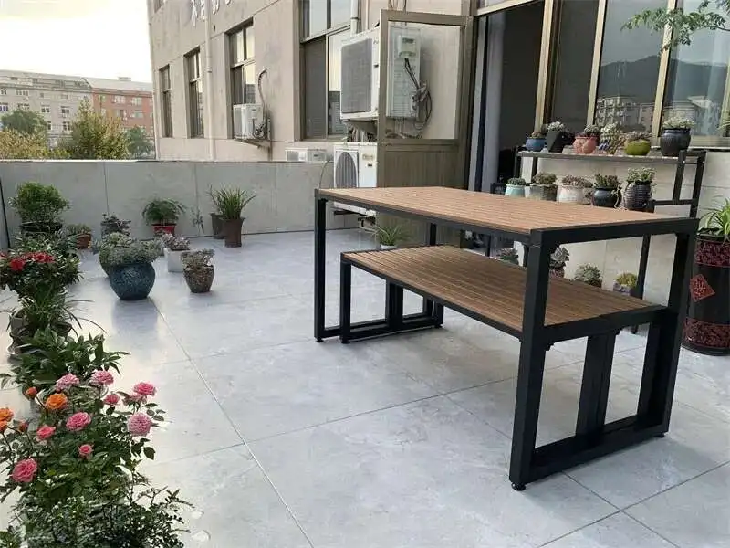 Bộ bàn ghế ParkSet dùng làm ví dụ về cấu hình vật liệu ngoài trời