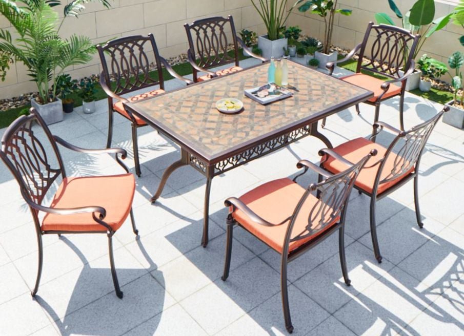 Góc nhìn mặt bàn ceramic và sáu ghế nhôm đúc