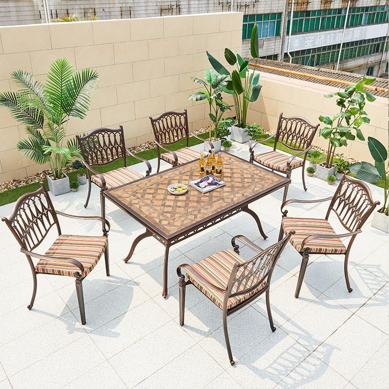 Bộ bàn mặt ceramic và sáu ghế nhôm đúc đặt trong sân vườn