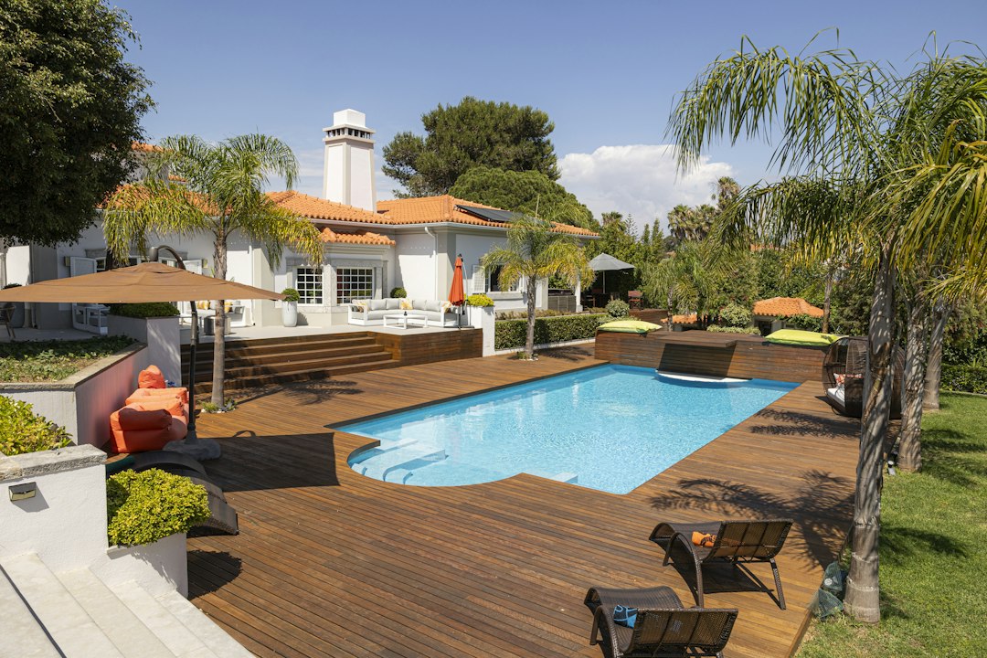 Sàn deck và mép hồ bơi biệt thự